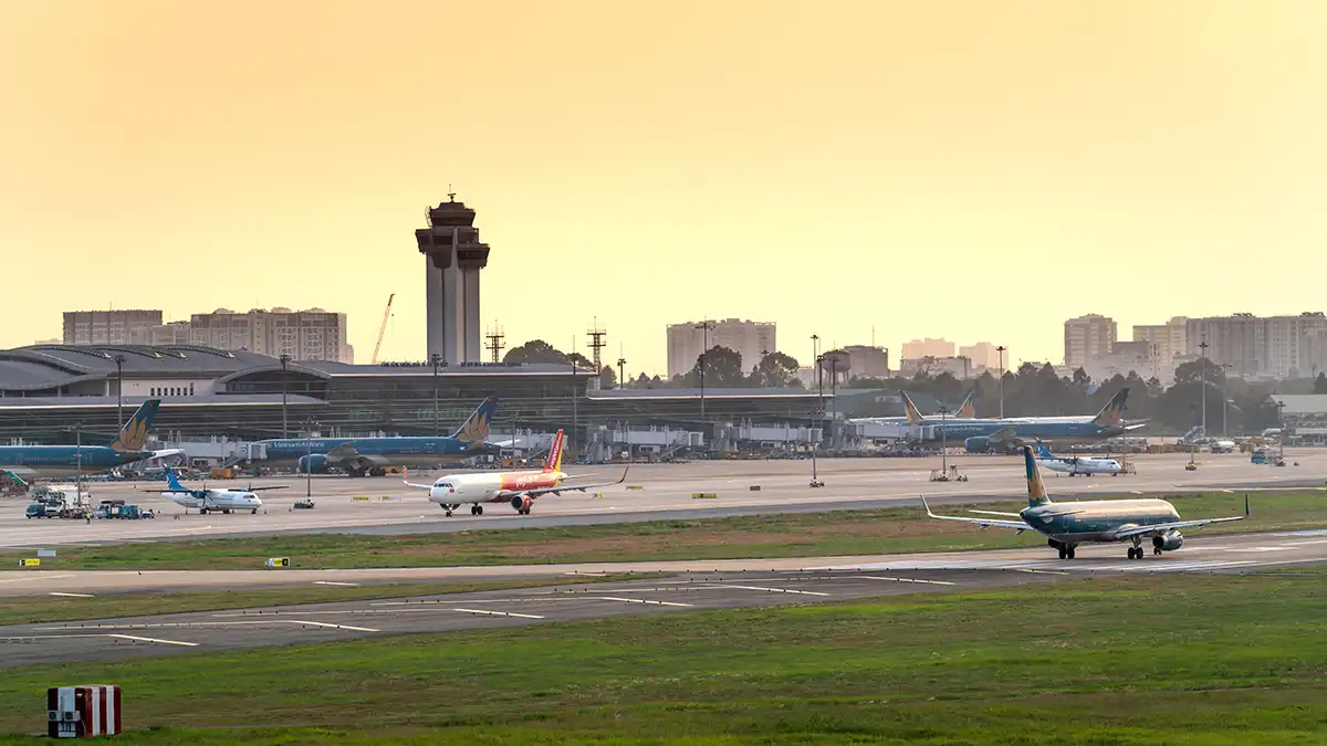 Domestic airport travel in Vietnam during a short itinerary