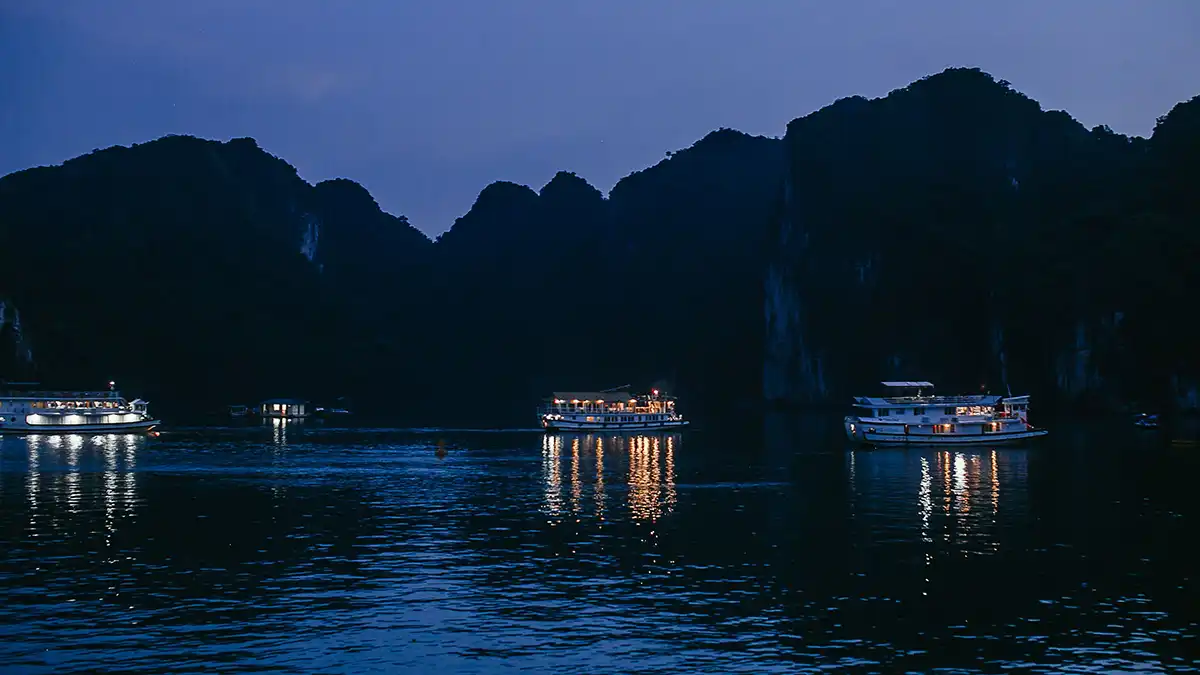 Barcos de crucero entre islas de piedra caliza en el norte de Vietnam