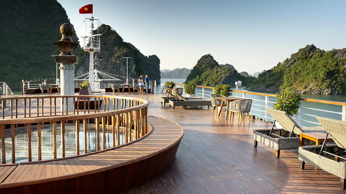 Cubierta de crucero con tumbonas frente a islas de piedra caliza en el norte de Vietnam