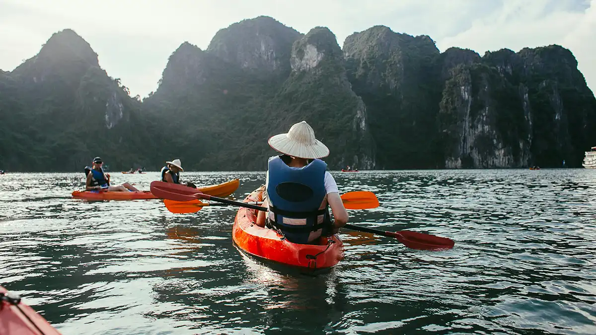 Viajeros en kayak entre islas de piedra caliza en la bahía de Lan Ha
