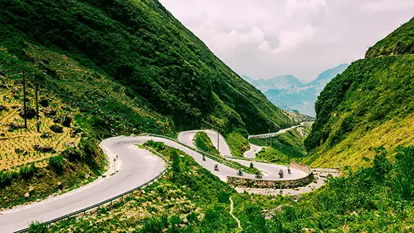 Carretera de montaña con curvas en el Ha Giang Loop, al norte de Vietnam