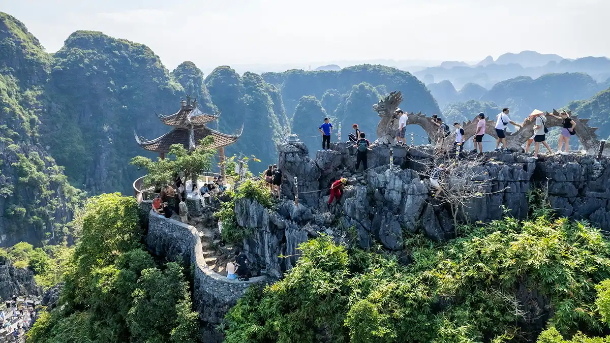 Visitors walking along the dragon viewpoint trail at Hang Mua in Ninh Binh