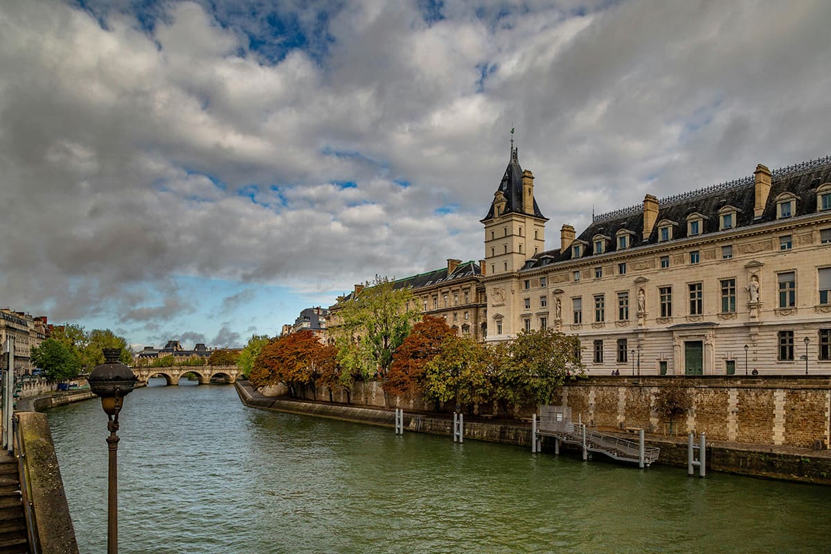 Historic buildings along the Seine River at Île Saint-Louis in Paris