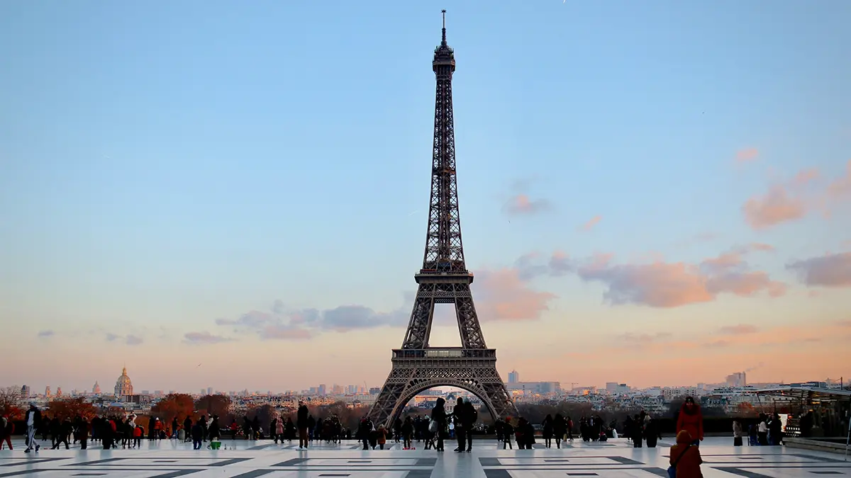 Eiffel Tower seen from the Trocadéro esplanade at dusk