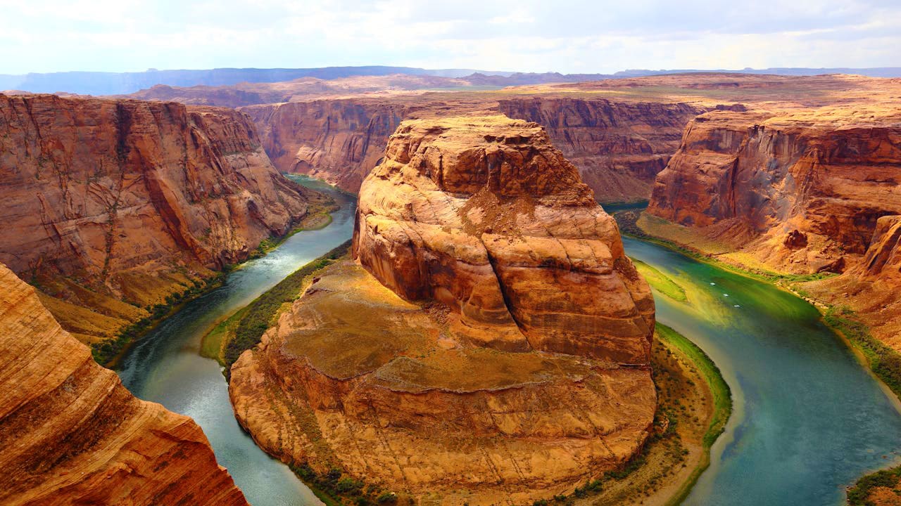 Aerial view of Horseshoe Bend’s dramatic U‑shaped curve of the Colorado River near Page, Arizona.