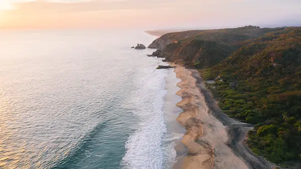 Playa y costa boscosa del Pacífico en el estado de Oaxaca