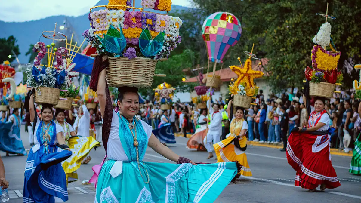 Desfile cultural en Oaxaca de Juárez durante una celebración local