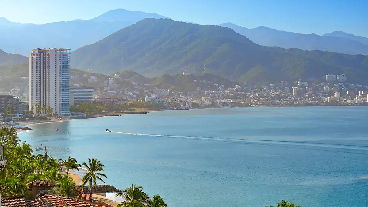 Bahía de Puerto Vallarta en la costa del Pacífico mexicano