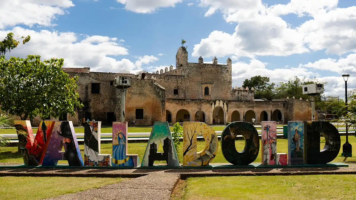 Letras de Valladolid frente a un edificio histórico en Yucatán