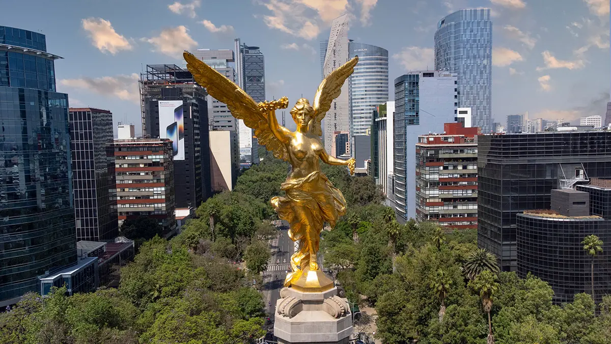El Ángel de la Independencia sobre Paseo de la Reforma, rodeado de edificios de Ciudad de México.
