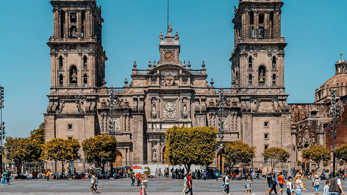Catedral Metropolitana y personas caminando por el Zócalo de Ciudad de México.