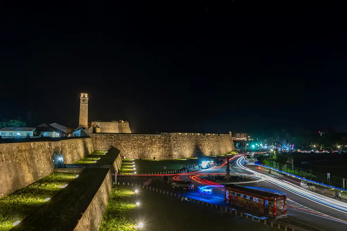 El fuerte de Galle de noche, en la costa sur de Sri Lanka