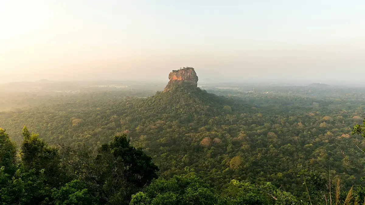 Vista del amanecer en Pidurangala sobre Sigiriya en una ruta de mochilero por Sri Lanka