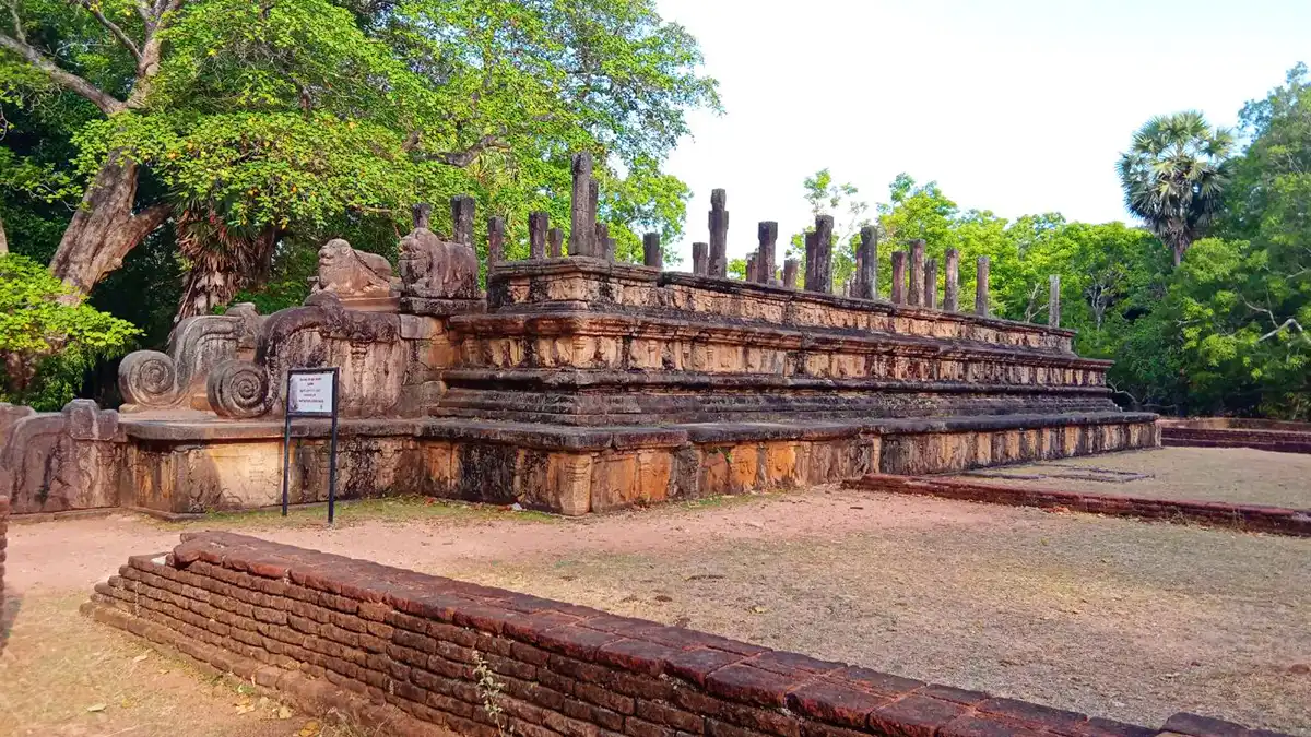 En bicicleta por la antigua ciudad de Polonnaruwa, en Sri Lanka
