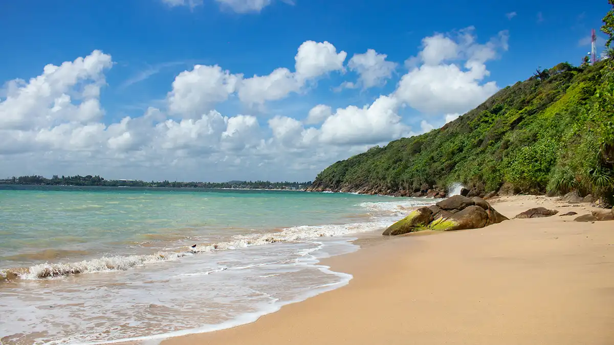 La playa de Unawatuna, cerca de Galle, en una ruta de mochilero por Sri Lanka