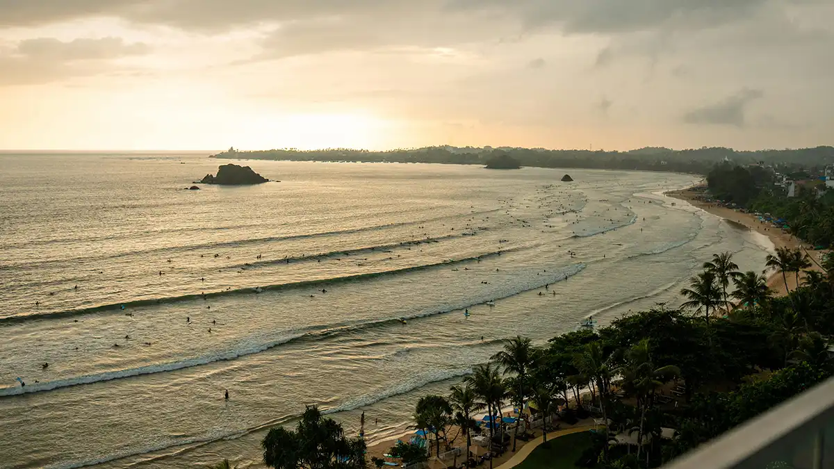 La playa de Weligama, ideal para principiantes en el surf en Sri Lanka
