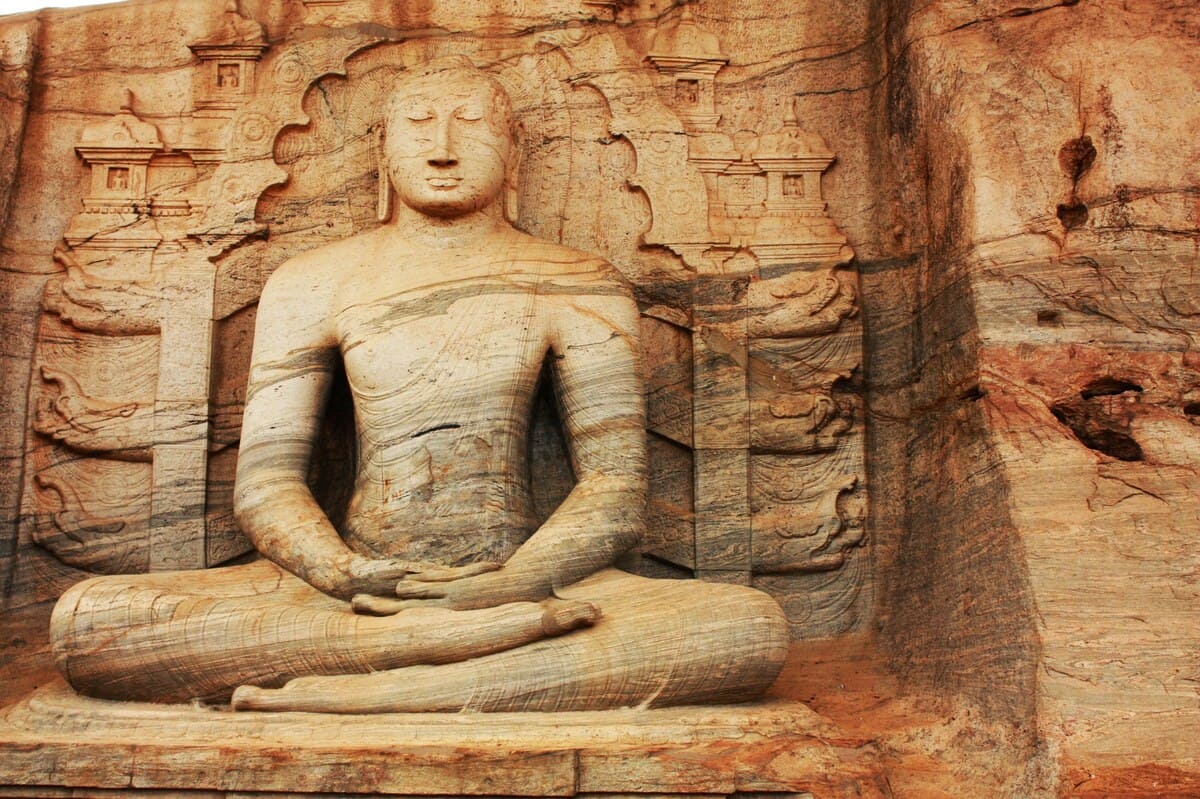 Estatua tallada de Buda sentado en Gal Viharaya, en Polonnaruwa (Sri Lanka)
