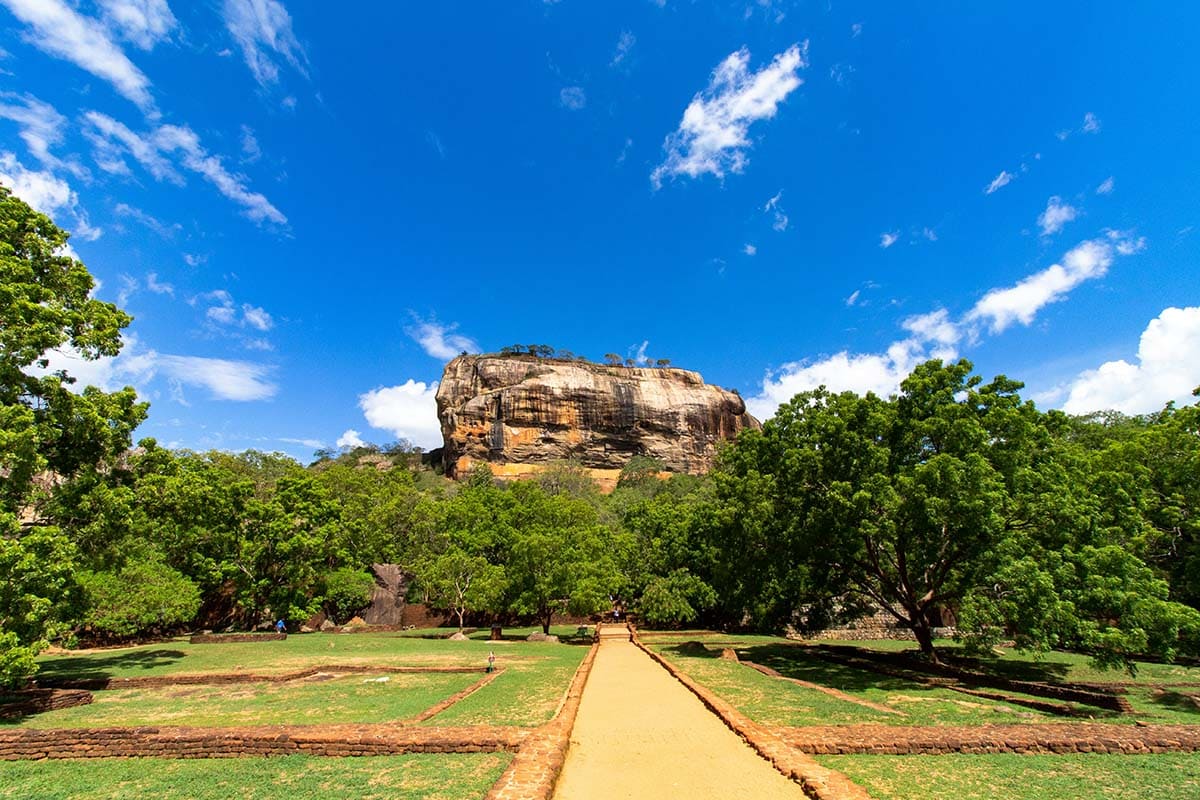 La fortaleza de la roca de Sigiriya se eleva sobre el frondoso bosque de Sri Lanka
