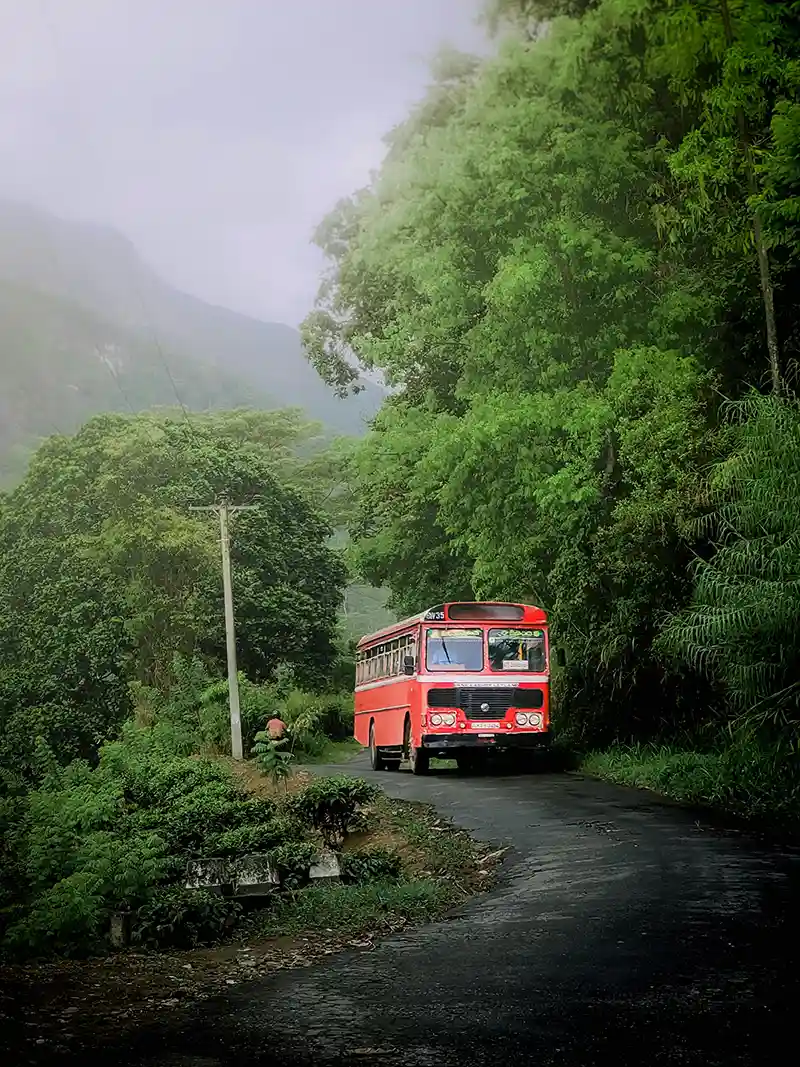 Autobús rojo en una carretera de montaña en Sri Lanka