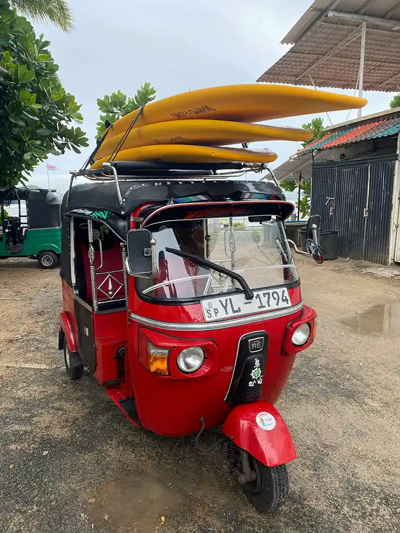 Tuk-tuk para conducir uno mismo cerca de la playa en Sri Lanka