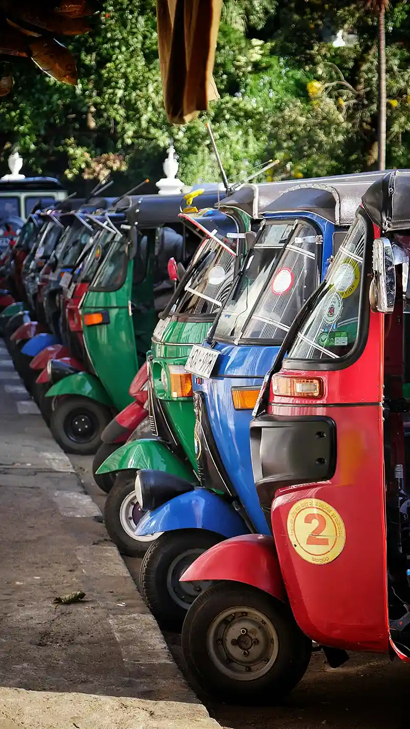 Tuk-tuks de colores aparcados en Sri Lanka