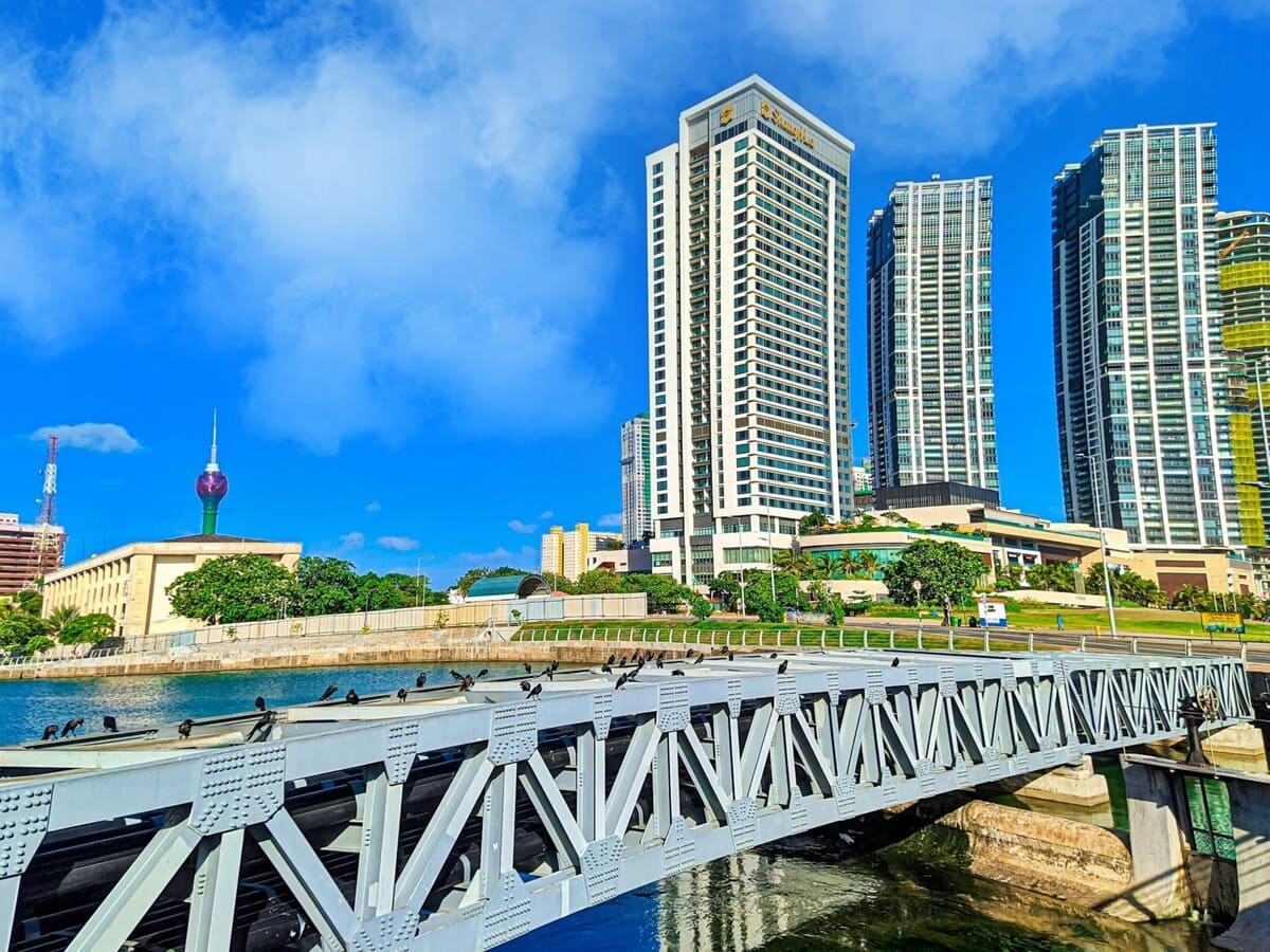 Perfil urbano de Colombo, Torre del Loto y paseo marítimo bajo un cielo azul