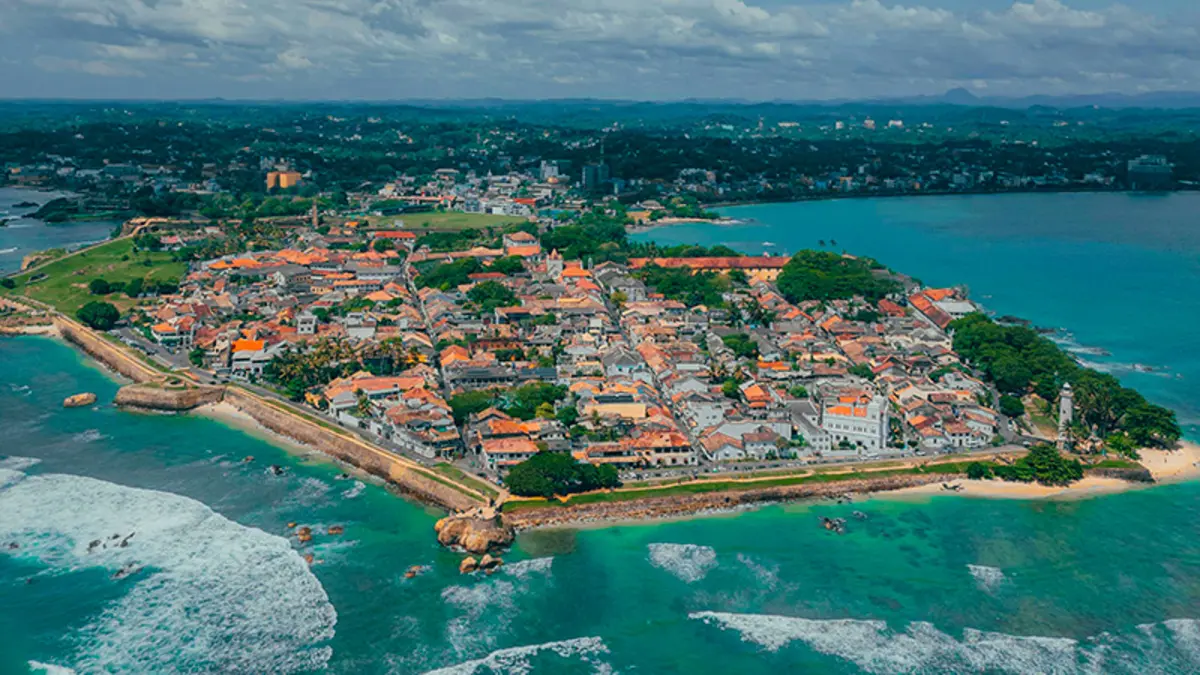 Vista aérea de la península amurallada de Galle Fort entre el puerto de Galle y el océano Índico