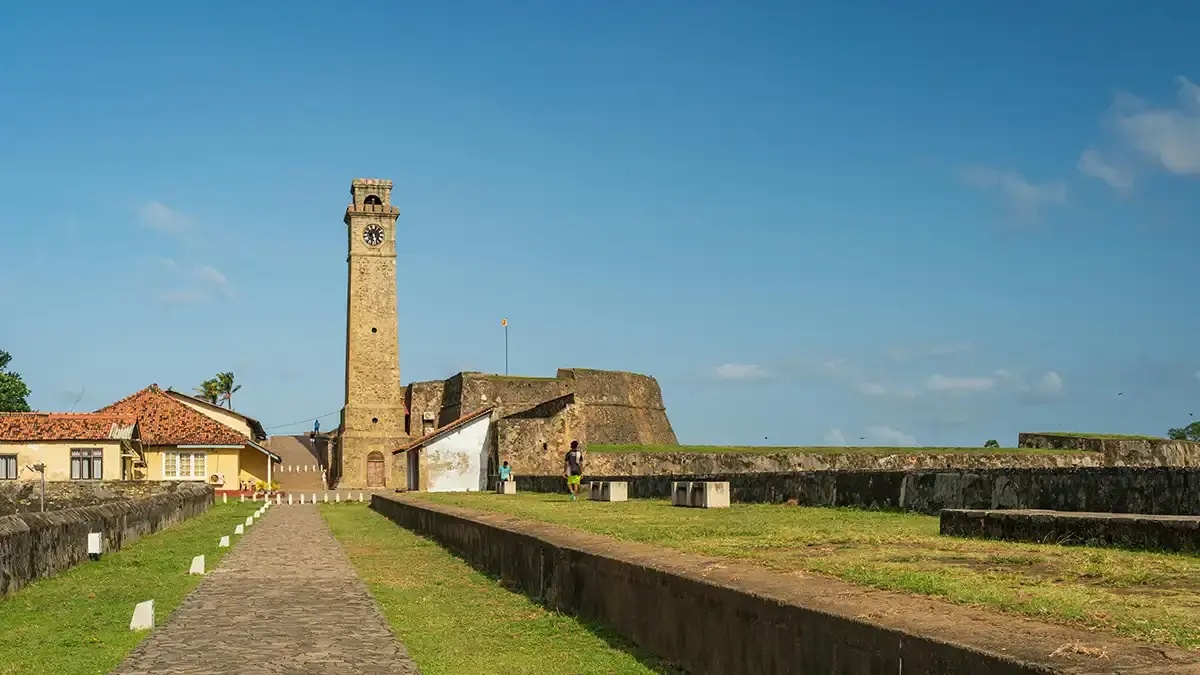 Camino de piedra hacia la Torre del Reloj y las murallas terrestres de Galle Fort