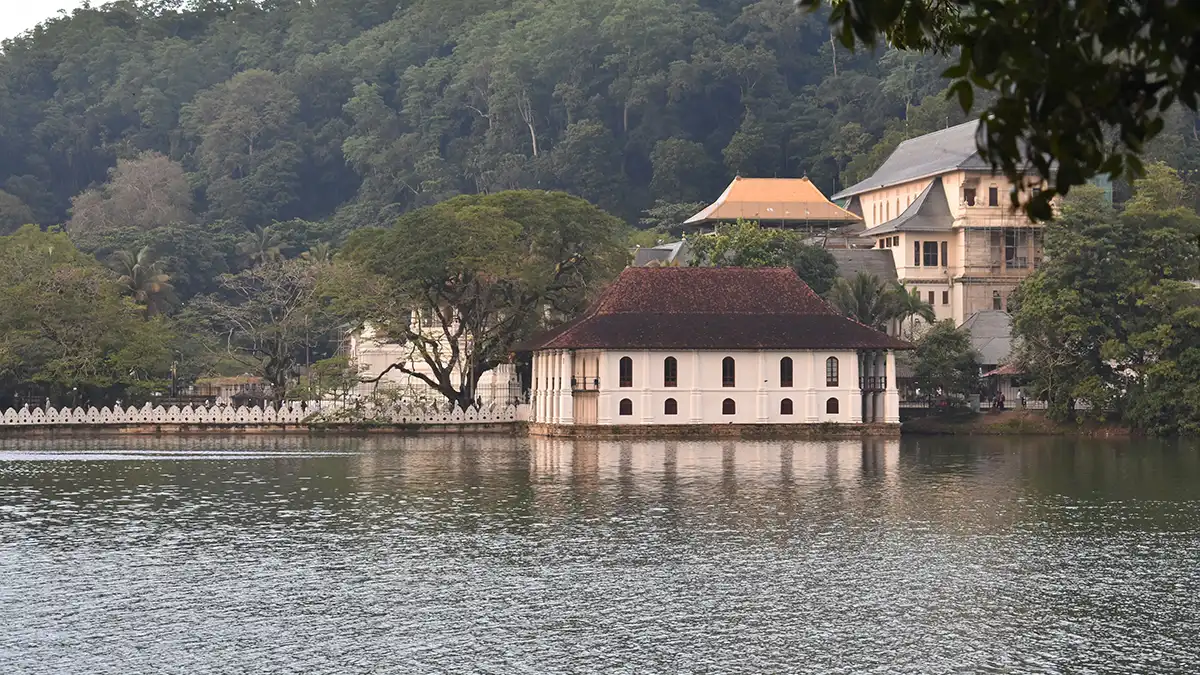 Edificios del templo y pabellón blanco junto al lago de Kandy