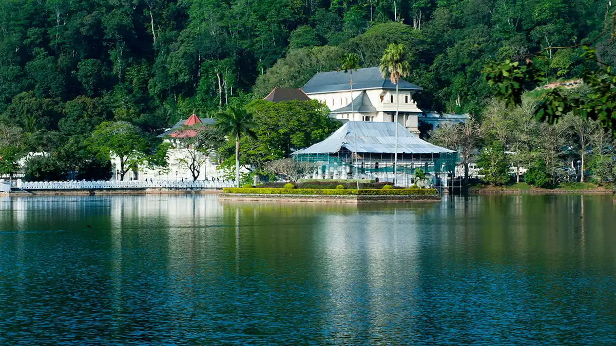 Lago de Kandy y complejo del Templo de la Reliquia del Diente Sagrado ante colinas cubiertas de bosque