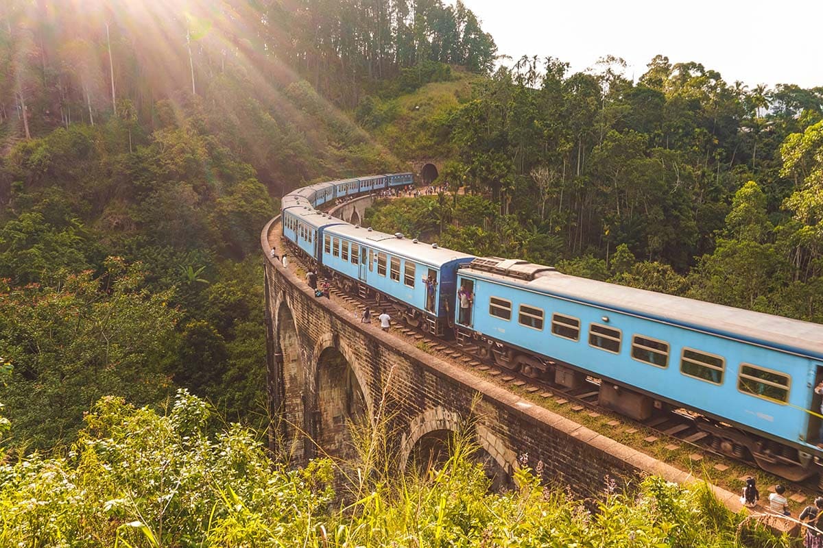 Tren azul de Sri Lanka sobre el Puente de los Nueve Arcos, cerca de Ella