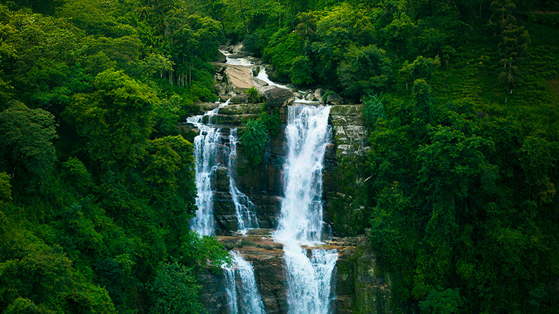 Cascada de varios niveles entre la vegetación verde de la región montañosa de Sri Lanka después de la lluvia