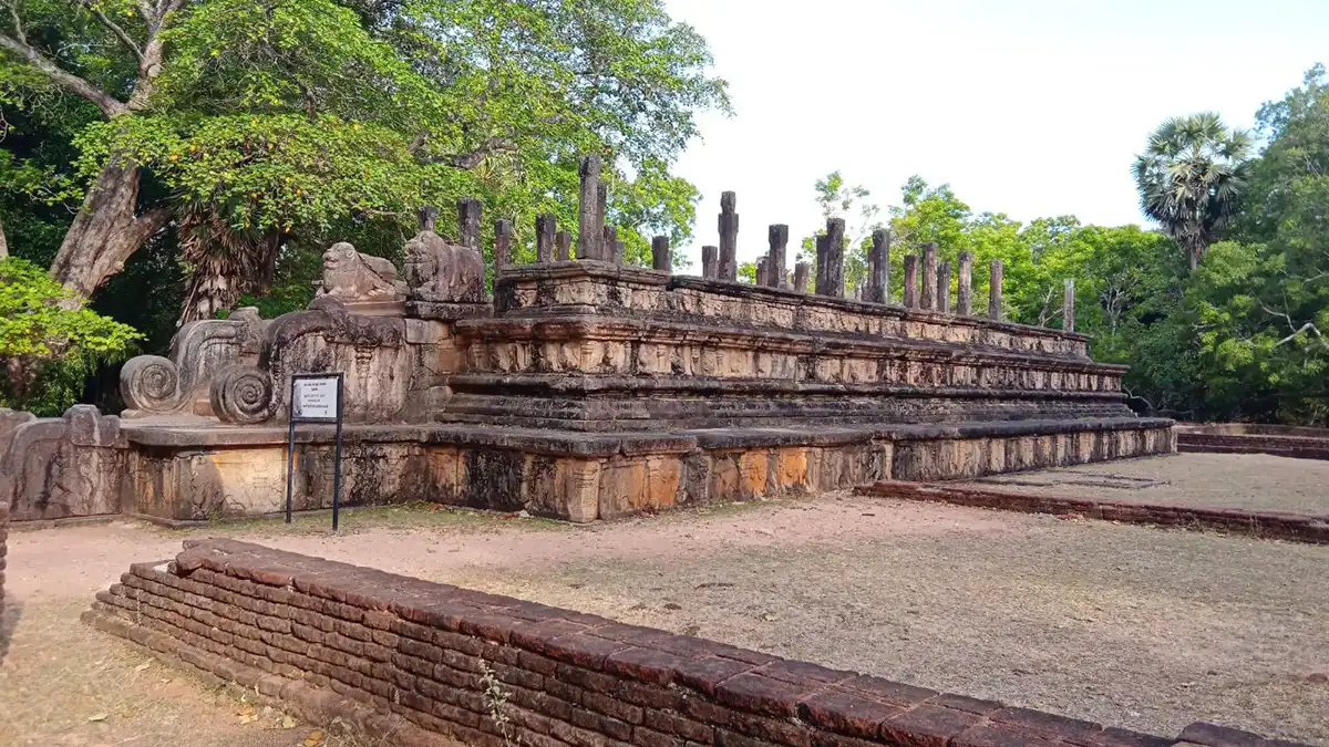 Bicicleta cerca de las ruinas de Polonnaruwa, Sri Lanka