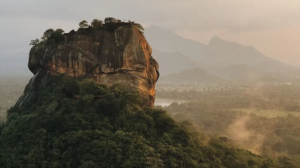Vista de la Roca de Sigiriya desde Pidurangala al amanecer
