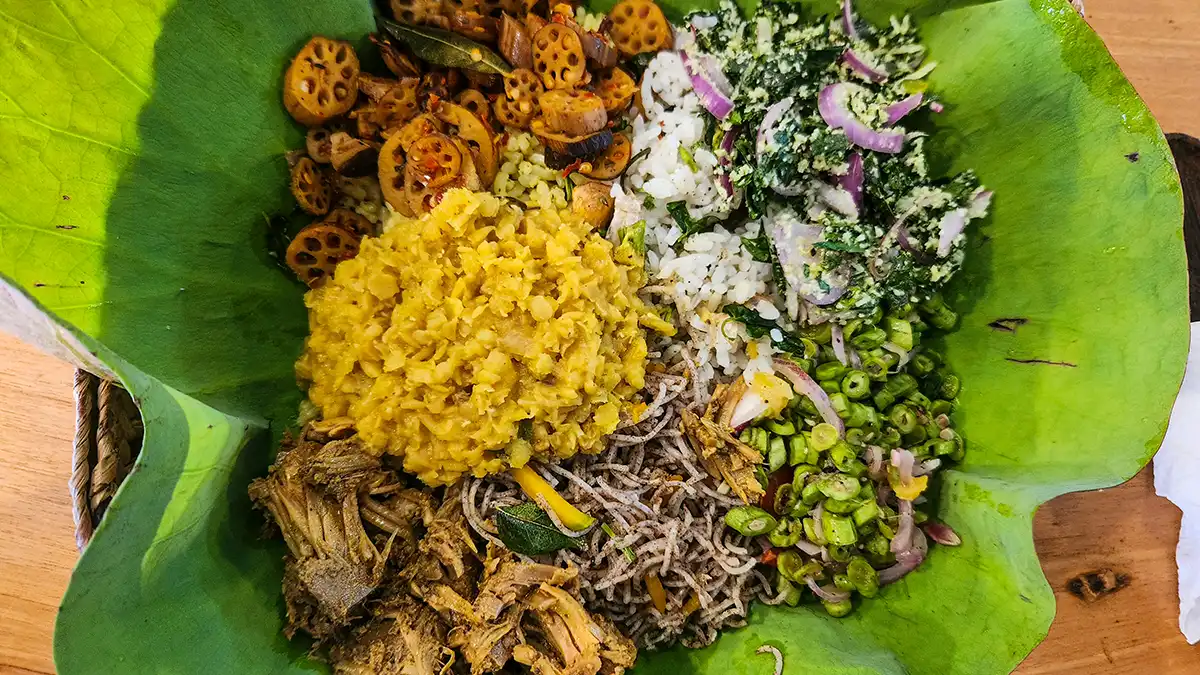 Comida de arroz y curry de Sri Lanka para viajeros solitarios con presupuesto ajustado