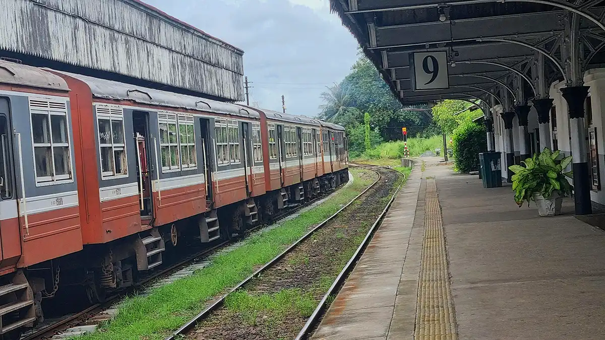 Un viajero solitario esperando en una estación de tren en Sri Lanka