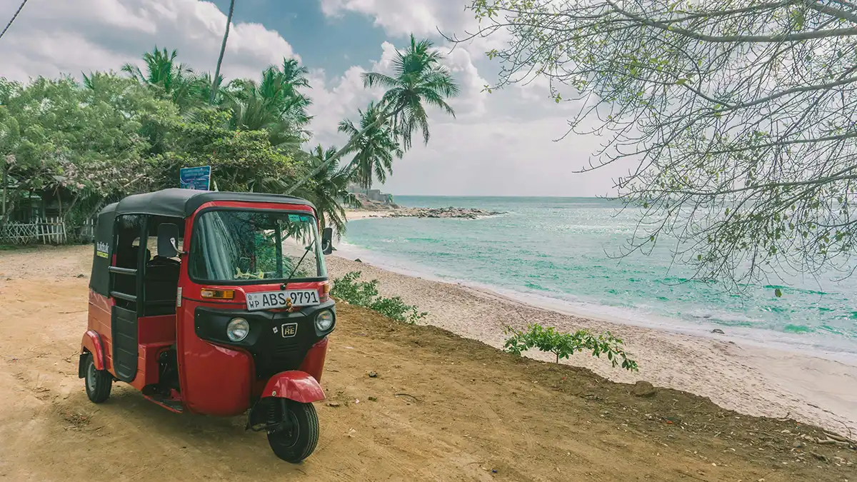 Tuk-tuk utilizado para desplazamientos cortos en solitario en Sri Lanka