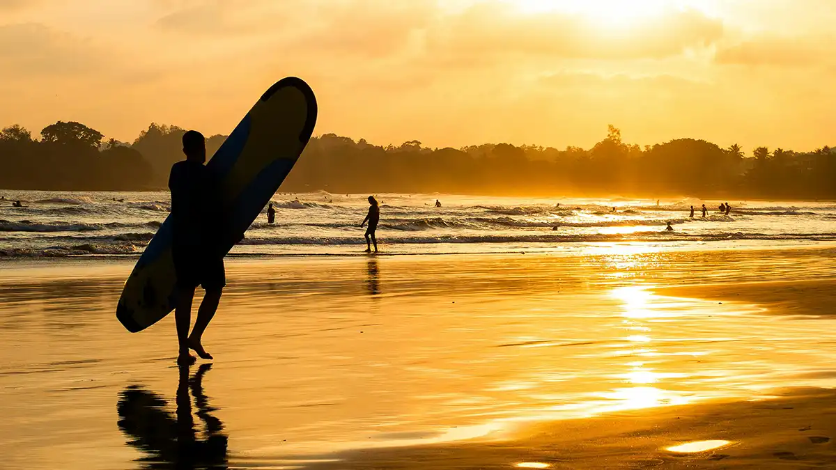 Clase de surf para principiantes en la playa de Weligama, en Sri Lanka