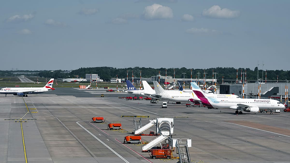 Un plano general de la pista de un aeropuerto internacional con varios aviones