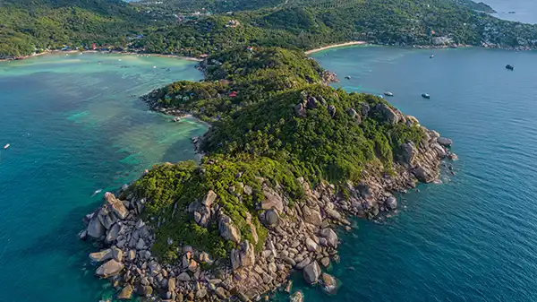 Koh Tao coastline and clear water for diving and snorkeling in Thailand